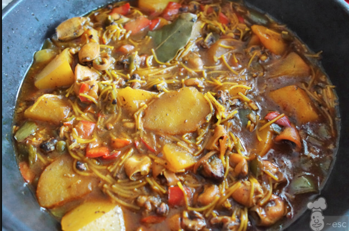 Ensalada de pimientos asados atún y huevo con guiso de calamares con patatas y fideos